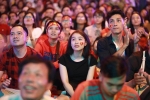 Hàng nghìn người cổ vũ tuyển Việt Nam trước Dinh Độc Lập