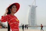 Hoa hậu Ngọc Hân mang cờ đỏ sao vàng qua Dubai cổ vũ cho đội tuyển Việt Nam