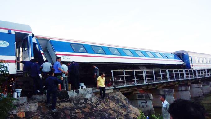 Khoảng 2h sáng 27/1, tàu SE1 chở 149 hành khách từ Bắc vào Nam khi chạy vào ga Sông Lòng Sông (Bình Thuận) thì toa số 8 bị trật bánh 4 trục. Trên toa này có 22 hành khách. Khi đó, tàu đang đi vào ga nên tốc độ chậm, tất cả hành khách và nhân viên đều an toàn.