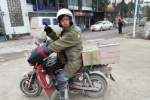 Chàng trai chở tro cốt của cha về nhà ăn Tết bằng xe máy