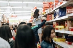 'Choáng' với cảnh siêu thị ở Hà Nội kín đặc người ngày cuối năm, khách trèo lên cả kệ hàng để mua sắm
