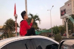 Đứa bé ngồi vắt vẻo trên nóc ô tô khiến nhiều ông bố bà mẹ sợ hãi, chỉ trích