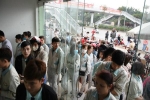 Hà Nội: Công nhân xếp hàng dài chờ rút tiền từ cây ATM mới dám về quê ăn Tết
