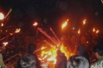 Độc đáo tục xin lửa đêm giao thừa ở ngôi làng cổ gần 400 năm