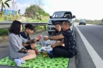 Truy tìm người livestream cảnh gia đình ăn nhậu trên cao tốc Nội Bài - Lào Cai trưa mùng 2 Tết