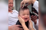 Lịm tim với nụ cười trong trẻo của cậu bé cực đẹp trai khi được cắt tóc