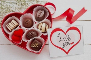 Valentine 14/2 sắp tới rồi nhưng nửa thế giới vẫn tự hỏi: Con trai hay con gái phải tặng chocolate để tỏ tình?