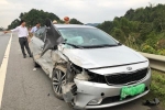 Hai ô tô đâm nhau nát đầu trên cao tốc Nội Bài - Lào Cai