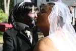 Cô gái kết hôn, muốn sinh con với búp bê zombie