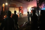Cảnh sát trắng đêm căng mình dập lửa đám cháy lớn tại kho xưởng ở Sài Gòn