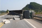 Liên tiếp tai nạn do xe nổ lốp trên cao tốc Nội Bài - Lào Cai