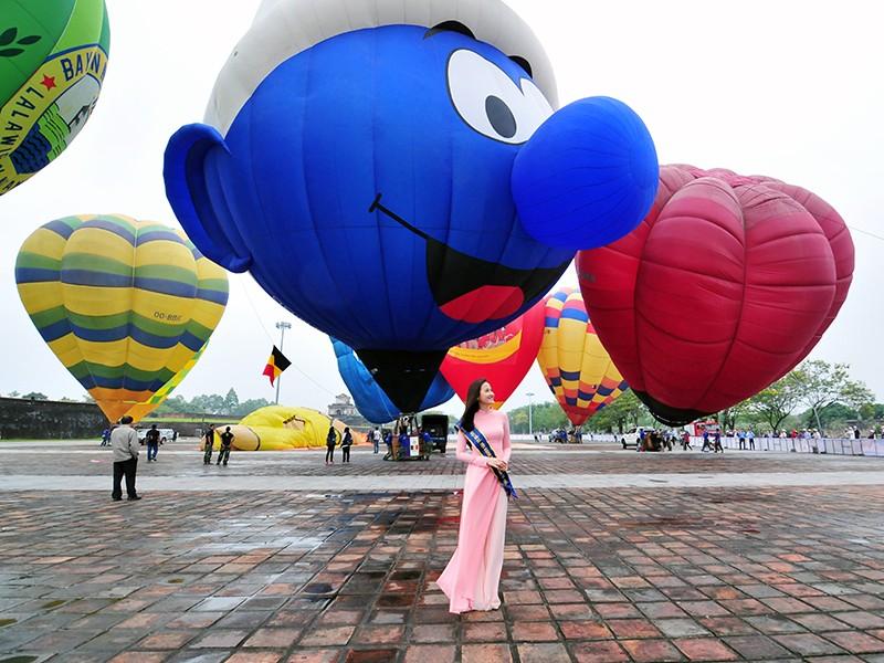 Hoa khôi Du lịch Việt Nam Khánh Ngân với vai trò Đại sứ Lễ hội Khinh khí cầu Quốc tế 2017. Ảnh: BTC