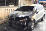 Cảnh sát điều tra ô tô đậu trong ngõ bỗng bốc cháy