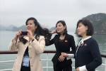 Nữ ca sĩ nổi tiếng Triều Tiên chụp ảnh ở vịnh Hạ Long