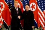 Cú bắt tay đầu tiên của hai ông Trump và Kim tại Hà Nội