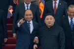 Khoảnh khắc dễ thương: Thủ tướng Nguyễn Xuân Phúc cầm tay Chủ tịch Kim Jong-un, chỉ về phía nhóm phóng viên ghi hình