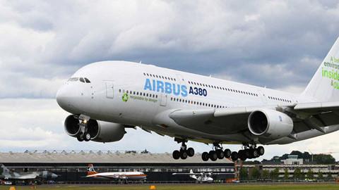 A380 là máy bay chở khách lớn nhất do Airbus chế tạo. Nó có chuyến bay đầu tiên vào năm 2005 và bắt đầu đi vào khai thác thương mại vào năm 2007 bởi hãng hàng không Singapore Airlines. Mới đây, Airbus tuyên bố sẽ dừng sản xuất máy bay này từ năm 2021 do khách hàng lớn nhất - hãng hàng không Emirates không mua thêm A380 mà thay bằng một số dòng máy bay nhỏ và linh hoạt hơn. Dù không đạt được mục tiêu về doanh số cho Airbus, thậm chí không được hãng hàng không Mỹ nào mua, A380 vẫn ghi được nhiều dấu ấn với khả năng chuyên chở nhờ kích thước khổng lồ trong suốt hơn một thập kỷ hoạt động. Ảnh: Flystein.