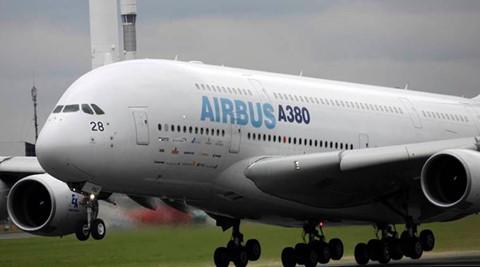 Giá niêm yết của Airbus A380 là 428 triệu USD. Một chiếc A380 cần tới 34 người và 15 ngày để sơn lại. Ảnh: Indian Express.