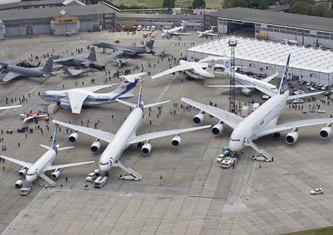 A380 là máy bay chở khách lớn nhất thế giới và nhiều sân bay phải nâng cấp cơ sở hạ tầng để phù hợp với máy bay này. Ảnh: Airliners.