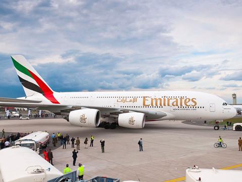 Khách hàng lớn nhất của A380 là hãng hàng không Emirates Airlines với 94 chiếc đã mua và 14 chiếc cuối cùng đang đặt mua (dự kiến giao vào năm 2021). Mỗi ngày, Emirates có 9 chuyến bay trên A380 từ Dubai đến London (Anh). Ảnh: AviationCV.