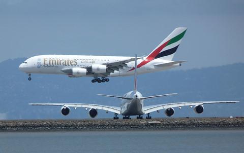 Tại sân bay, các máy bay khác phải đợi 3 phút mới được cất cánh sau một chiếc A380 do nhiễu động không khí gây ra bởi 4 động cơ và sải cánh khổng lồ của máy bay này. Ảnh: Wikipedia.