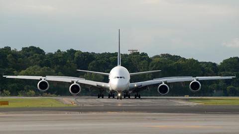 Sải cánh của một máy bay Airbus A380 là 79,75 m - tương đương kích thước của 9 xe bus hai tầng của London. Ảnh: Aeronef.