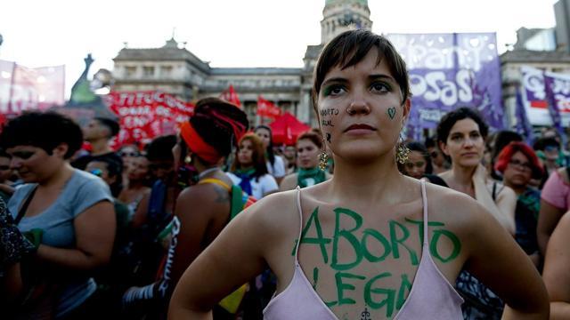Dòng người xuống đường biểu tình để ép chính quyền bãi bỏ luật cấm phá thai.