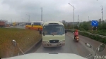 Bắc Giang: CLIP loạt phương tiện đi ngược chiều bị tài xế container ép lùi hàng chục mét