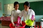 Hai nữ sinh làm giấy chống thấm từ bã mía, vỏ tôm
