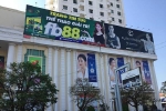 Treo pano quảng cáo cho website đánh bạc, cá cược trực tuyến giữa trung tâm Đà Nẵng
