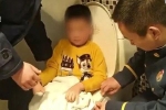 Bé trai 6 tuổi kêu khóc cầu cứu trong nhà vệ sinh, người nhà bước vào nhìn thấy trên tay đứa trẻ món đồ 'gây nghiện'