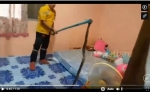 Video: Rùng mình cảnh bắt rắn hổ mang chúa trốn dưới đệm ở Thái Lan