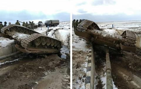 Xe tăng chiến đấu chủ lực T-72B của Nga bị lật ngửa khi tham dự vòng loại giải đấu Tank Biathlon 2019.