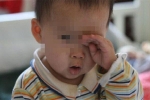 Con trai 2 tuổi bị sưng đỏ mắt, bố đưa đi khám liền kinh hãi tột độ khi bác sĩ lôi ra 'dị vật' vẫn còn động đậy ở trong mắt bé