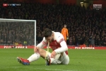 Hậu vệ Arsenal nôn trên sân sau pha va chạm với cầu thủ MU