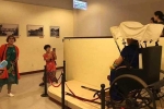 Du khách Trung Quốc vô tư ngồi lên xe trưng bày ở bảo tàng chụp ảnh