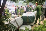 Cảnh sát vũ trang bao vây hàng chục người vác hàng lậu vào Việt Nam