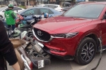 Người phụ nữ lái ô tô Madza đâm va hàng loạt xe máy ở Ngã Tư Sở