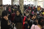 Gần 100 trẻ nhiễm sán lợn ở Bắc Ninh: Thêm hàng trăm trẻ tới Hà Nội xếp hàng để xét nghiệm