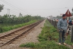 Cụ ông 80 tuổi chở vợ băng qua đường sắt bị tàu đâm, 1 người chết