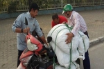 HLV U23 Indonesia tốt bụng giúp đỡ tài xế Việt trên đường phố Hà Nội