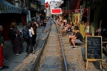 Quán cà phê bên 'đường ray tử thần' đông nghẹt khách Tây ở Hà Nội