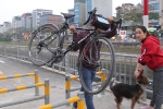 Người dân vác xe đạp vượt hàng rào tại phố đi bộ mới của thủ đô