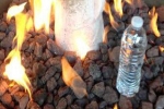 Đây là lý do tại sao trên thế giới không ai ném chai nước vào lửa để chữa cháy