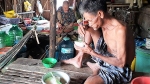 Cụ ông gần 80 tuổi ở Cà Mau vẫn lượm ve chai nuôi vợ l.iệt giường