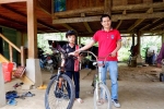 Người được tặng chiếc xe đạp không phanh của bé trai 13 tuổi ở Sơn La: 'Tôi sẽ đấu giá và dùng số tiền đó giúp em trai bé Chiến chữa bệnh'