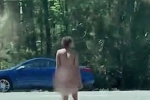 Cô gái khỏa thân bình tĩnh băng qua đường cao tốc