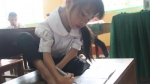 Thái Nguyên: Cảm phục nghị lực của học sinh tiểu học viết chữ bằng chân