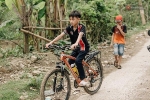 Được tặng thêm một chiếc xe đạp mới sau câu chuyện 'vượt 100km thăm em', cậu bé 13 tuổi nhường lại cho bạn khó khăn hơn