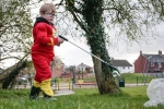 Cậu bé Anh 4 tuổi mặc trang phục siêu anh hùng đi nhặt rác